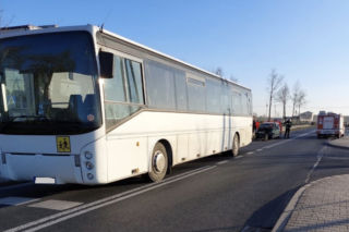 Horror w Romanowie. 24-latek wjechał fiatem w autobus pełen dzieci, zginął na miejscu. Co tam się stało?