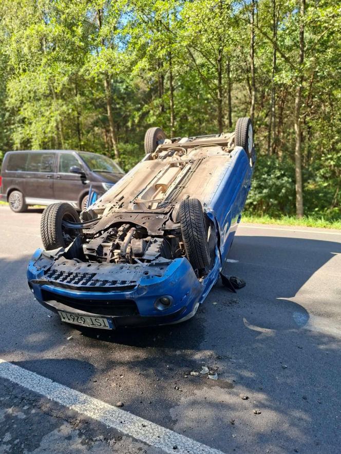 Niebezpieczny wypadek w Lesie Rzepińskim. Kierowca Nissana dachował