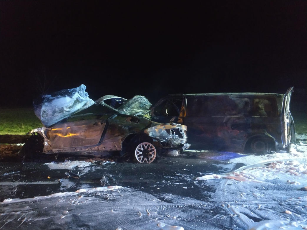 Tragedia pod Łowiczem! Kierowca zmarł w wypadku. Samochody całkowicie spłonęły 