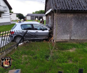 W Hołubli auto wjechało w dom