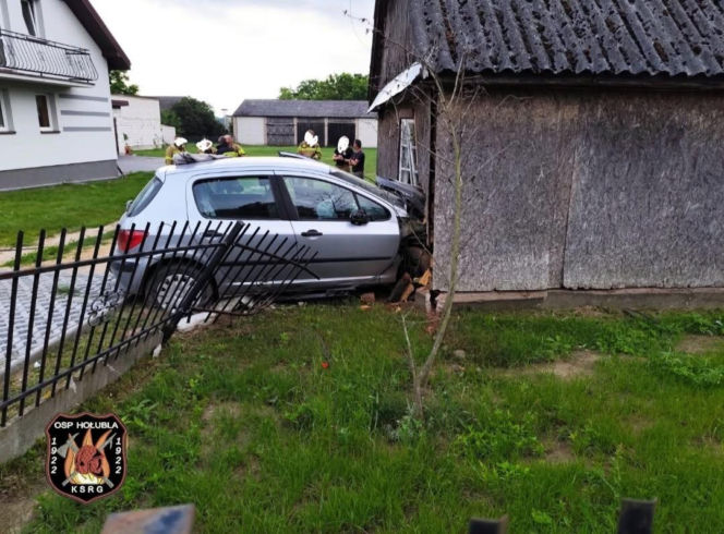 W Hołubli auto wjechało w dom