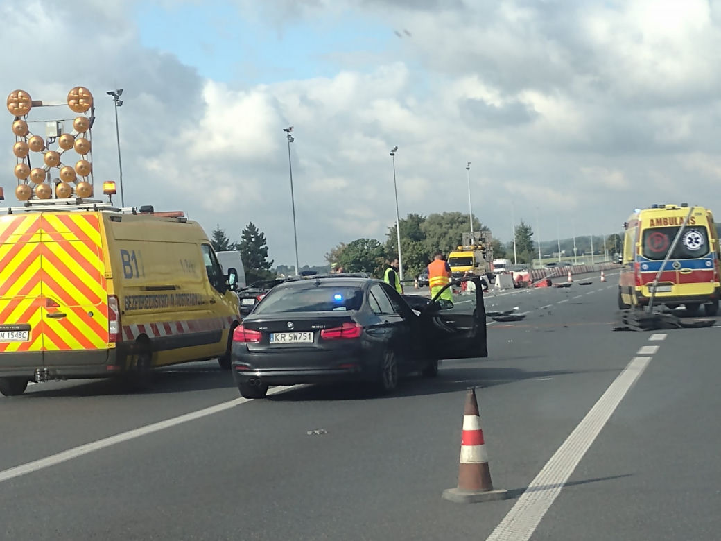 Wypadek na bramkach na krakowskich Balicach. Auto kilkukrotnie dachowało