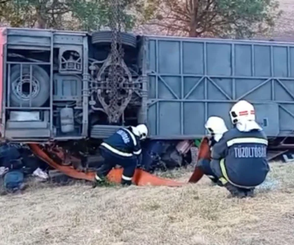 Akcja ratunkowa po katastrofie autokaru. Strażacy podnosili wrak