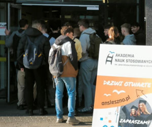 Grywalizacja i tłumy kandydatów. Drzwi Otwarte w Akademii Nauk Stosowanych w Lesznie