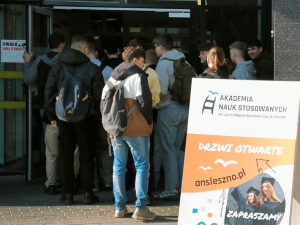 Grywalizacja i tłumy kandydatów. Drzwi Otwarte w Akademii Nauk Stosowanych w Lesznie
