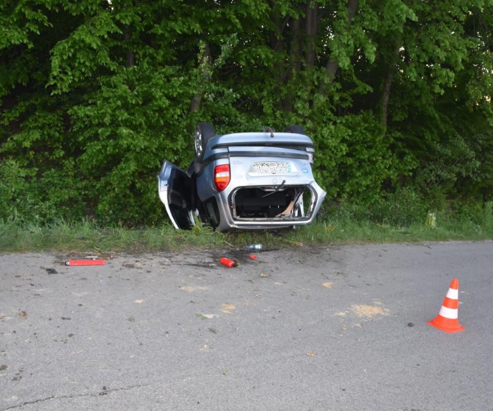 Opel dachował na krętej drodze w Ryglicach. W środku zakleszczony, pijany mężczyzna
