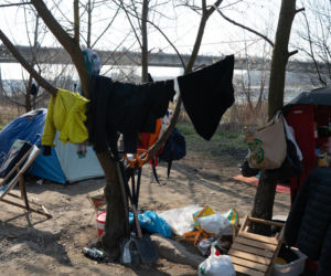 Ich dom to namiot w rezerwacie. Jak Paweł, Agnieszka i Zbyszek zorganizowali życie w cieniu mostu?