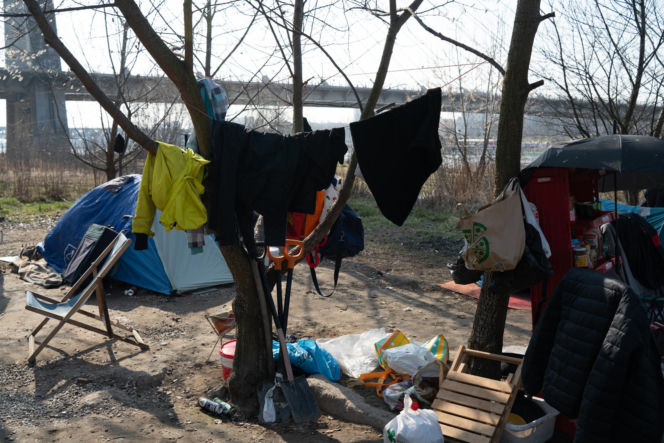 Ich dom to namiot w rezerwacie. Jak Paweł, Agnieszka i Zbyszek zorganizowali życie w cieniu mostu?