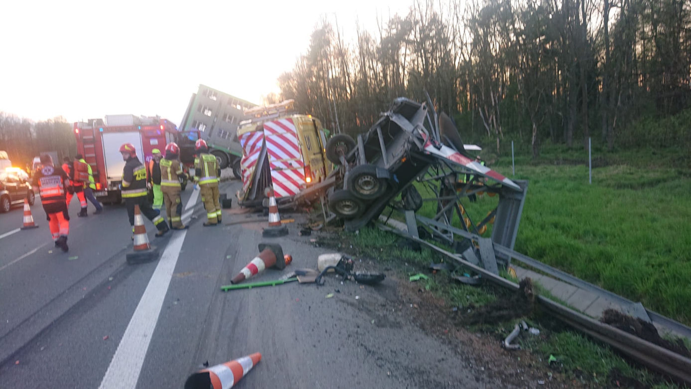 Koszmarny wypadek na A4 w Jaworznie. Ciężarówka wjechała samochód 