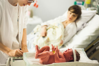 Choroba hemolityczna noworodka - właśnie do niej może doprowadzić konflikt serologiczny