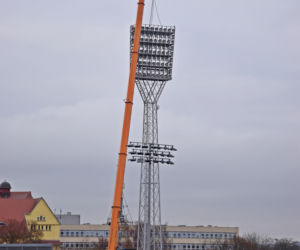 Demontaż jupiterów na stadionie w Szczecinie