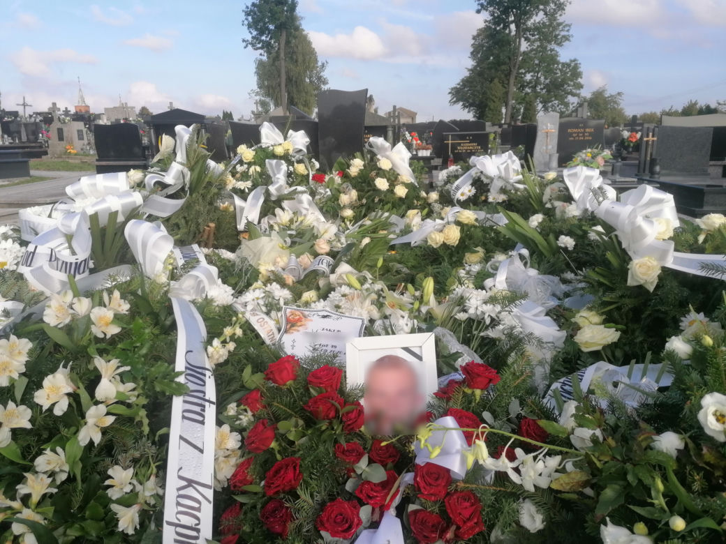 Morze białych róż na grobie 19-letniego Jakuba