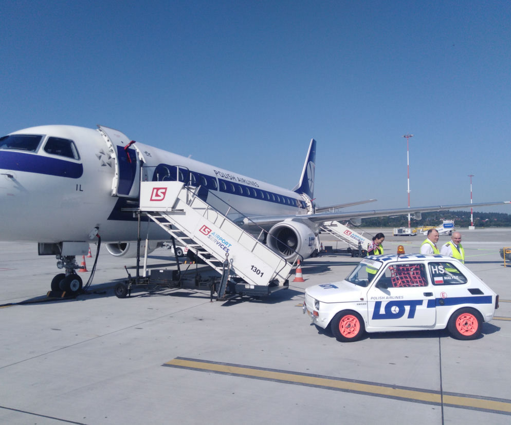 Fiat 126p pojawił się na lotnisku w Balicach