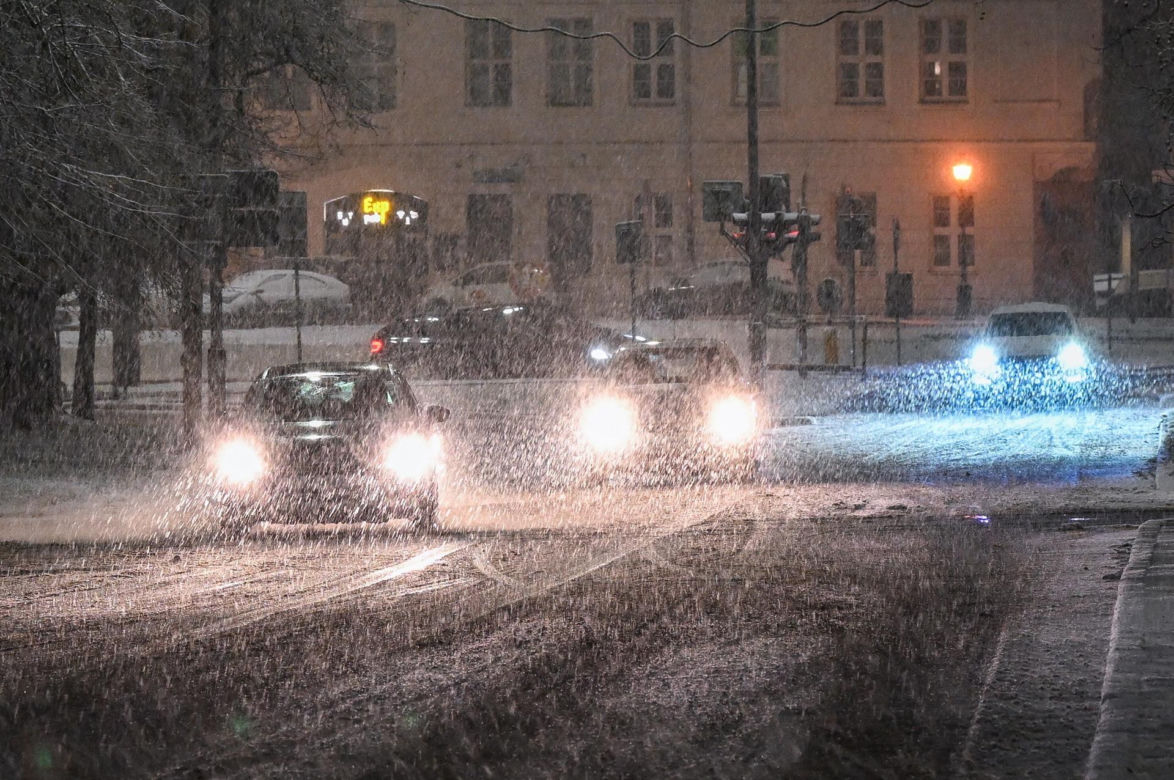 Zerwane linie energetyczne, wypadki na drogach. Atak zimy dał się we znaki