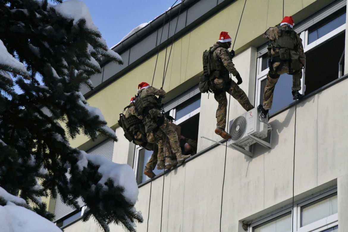 Policyjni kontterroryści pomagają Mikołajowi 