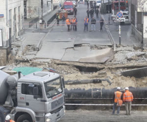 Warszawa: WYRWA w jezdni na budowie II linii metra - skrzyżowanie ulic Marszałkowskiej i Szkolnej