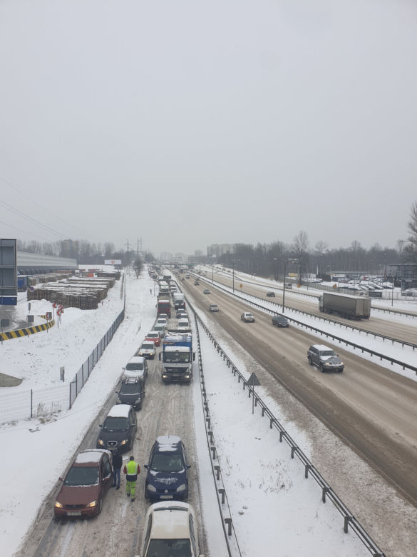 Katastrofalne warunki na drogach w Katowicach i Sosnowcu. TIR zablokował zjazd z Sosnowca na DK86. Są potężne korki [ZDJĘCIA]