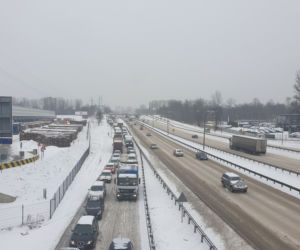 Katastrofalne warunki na drogach w Katowicach i Sosnowcu. TIR zablokował zjazd z Sosnowca na DK86. Są potężne korki [ZDJĘCIA]
