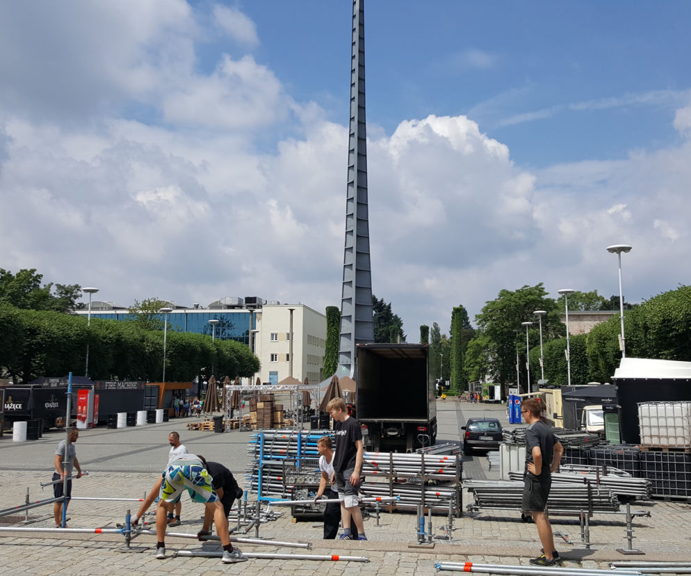 Strefa kibica powstaje przed Halą Stulecia