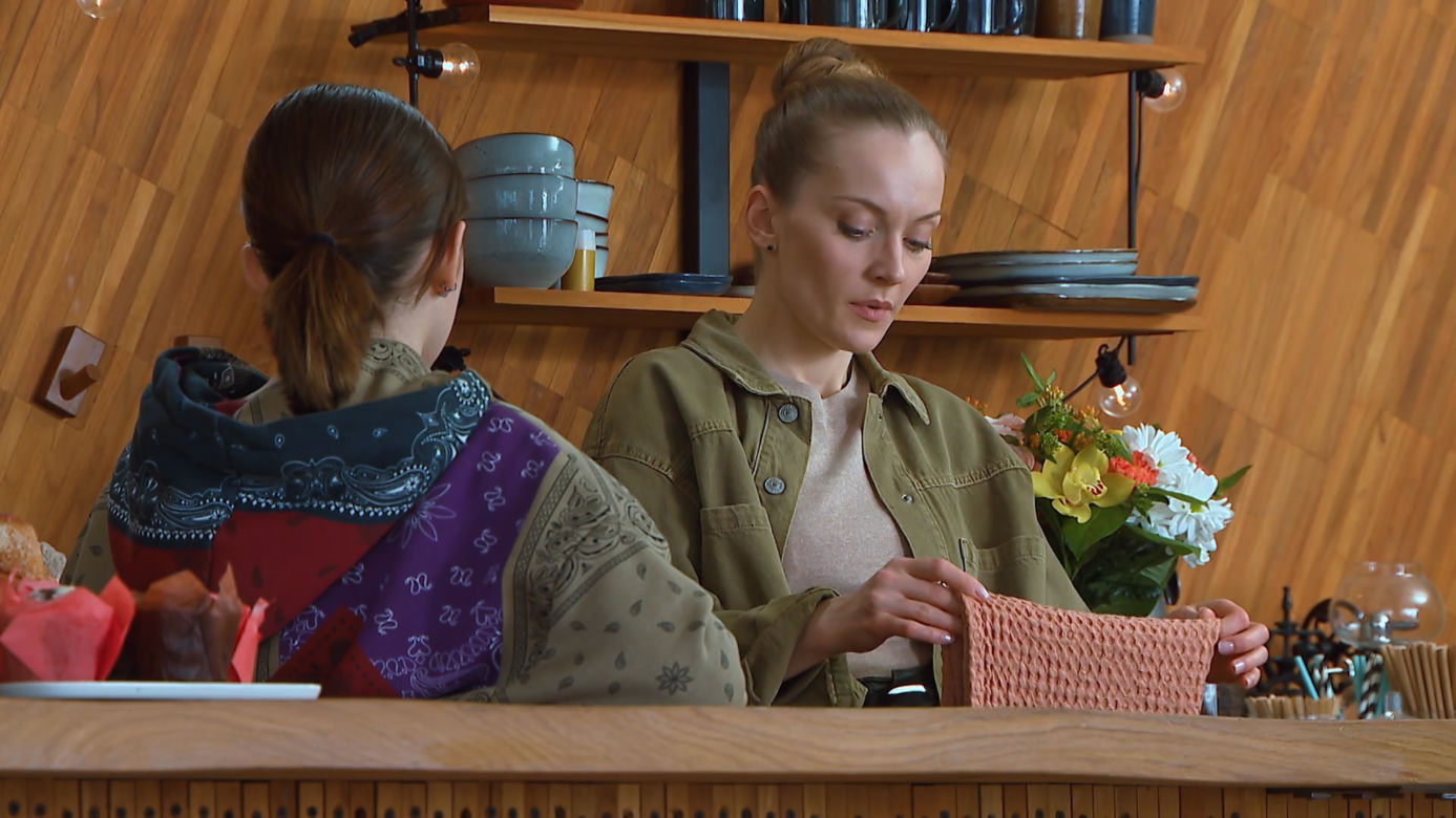 Barwy szczęścia, odcinek 2706: Renata (Ania Mrozowska), Luiza (Julia Zielińska)