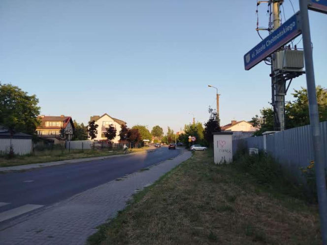 Dziecko wypadło z pierwszego piętra szeregowca przy ul. Chełmońskiego w Siedlcach