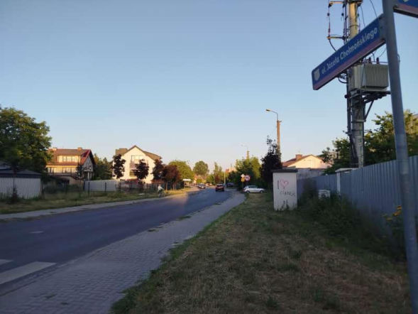 Dziecko wypadło z pierwszego piętra szeregowca przy ul. Chełmońskiego w Siedlcach