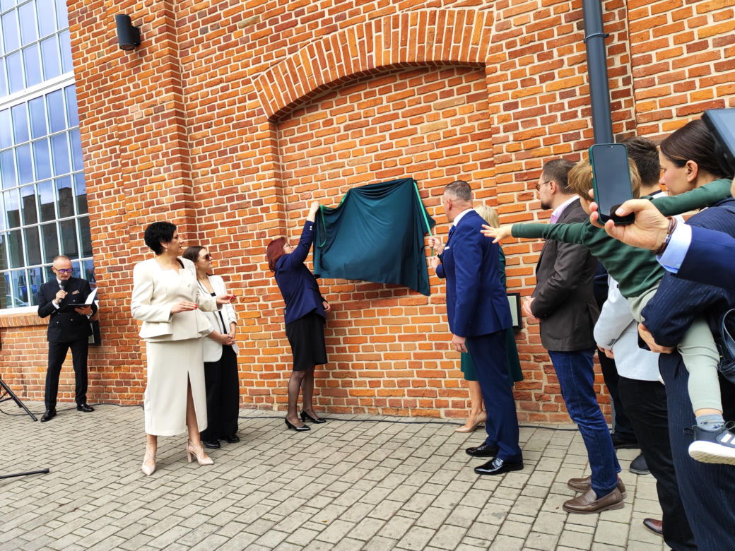 Rozpoczeły się obchody 20-lecia MSCW "Elektrownia" - Dziś odsłonięto tablicę upamiętniająca wieloletniego dyrektorka instytucji