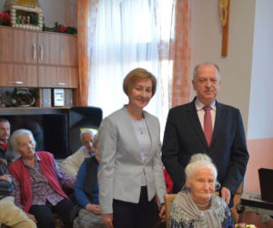 Jest starsza niż polska niepodległość! Na 102. urodziny pani Aniela zatańczyła z wójtem 