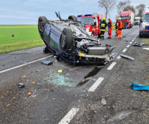 Sportowy Peugeot 308 GTi roztrzaskany na drzewie