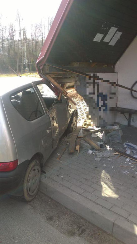 Pechowy wtorek na drogach. Ciężarówka zaparkowała w domu, seicento na przystanku
