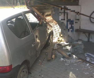 Pechowy wtorek na drogach. Ciężarówka zaparkowała w domu, seicento na przystanku
