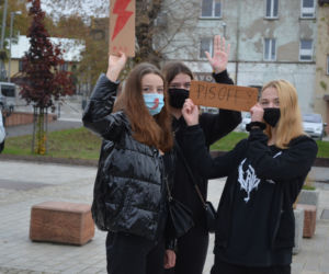 NIE JESTEŚMY INKUBATORAMI w Starachowicach też protestowali przed biurami posłów PiS 