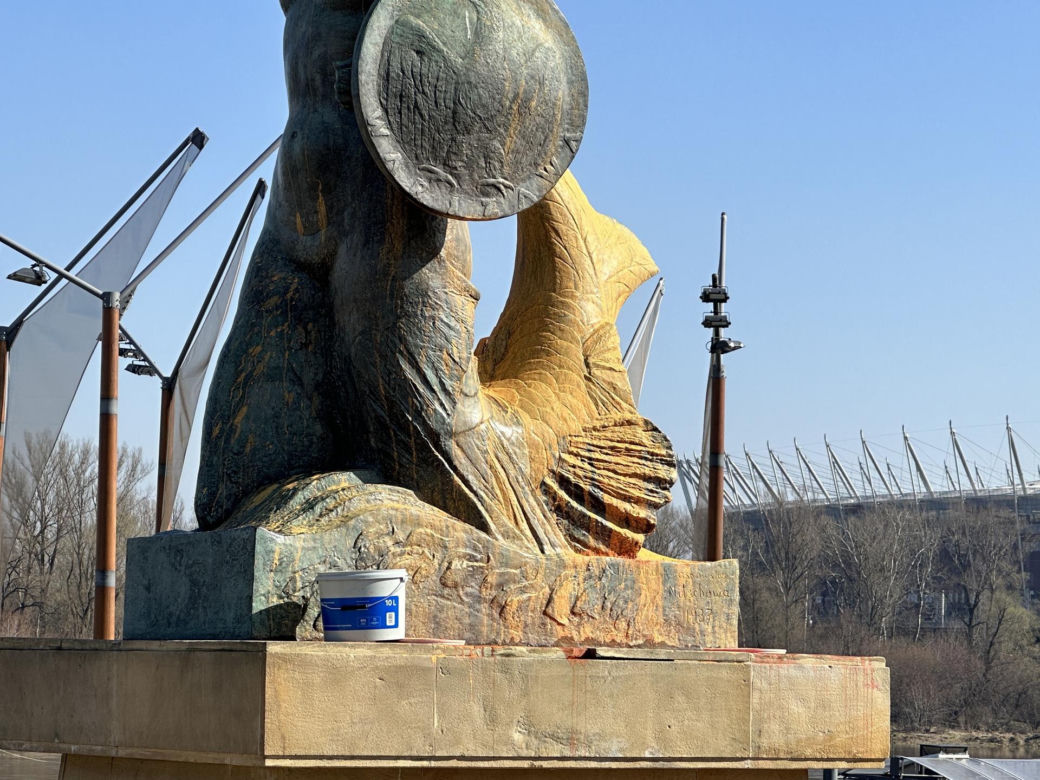 Zniszczyły pomnik Syrenki. Ich odpowiedź szokuje: „Nie chciałyśmy”. Urzędnicy planują czyszczenie monumentu