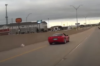 Ucieczkę przed policją zakończył w rowie. Pirat drogowy nie opanował sportowej Corvette - WIDEO