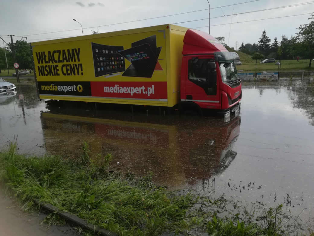 Po burzy w Łodzi zalane ulice i mnóstwo utrudnień. Tak wygląda ul. Włókniarzy