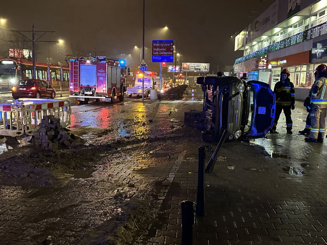 Dachowanie na Bielanach! Skoda huknęła w fiata, są ranni