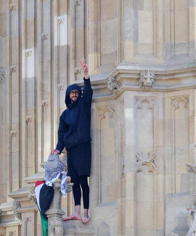   Zamknięto obszar wokół Big Bena. Na wieżę wspiął się mężczyzna z flagą Palestyny