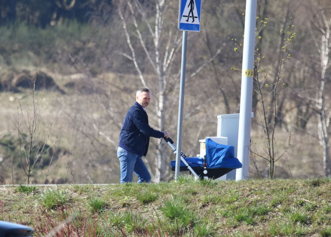 Wałęsa na spacerze z córką