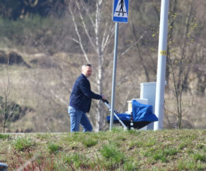 Wałęsa na spacerze z córką