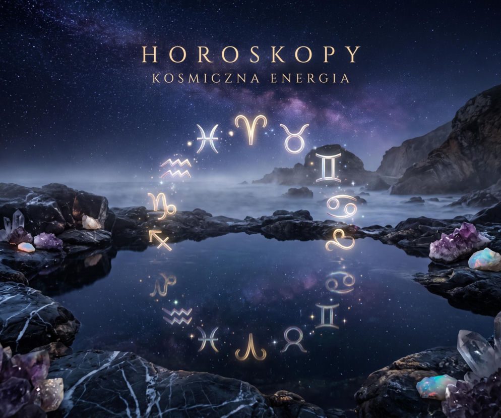 Magiczna sceneria z nocnym niebem pełnym gwiazd i mgłą nad wodą. Kamienie z kryształami ametystu i opalu otaczają spokojne oczko wodne, w którym odbijają się świetliste znaki zodiaku ułożone w okrąg, symbolizujące horoskop i kosmiczną energię. Odkryj swój horoskop dzienny na naszym portalu.