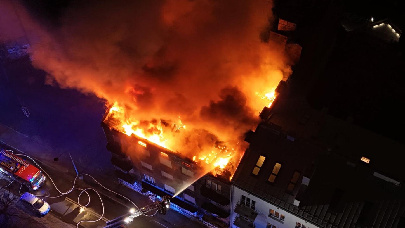  Potężny pożar kamienicy na Pradze. Buchające płomienie widać było z daleka
