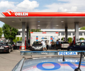 Policja zagląda do bagażników na stacjach