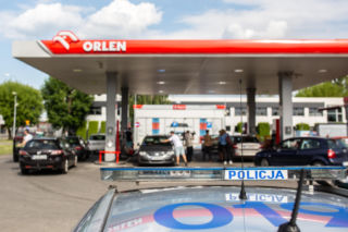 Policja zagląda do bagażników na stacjach