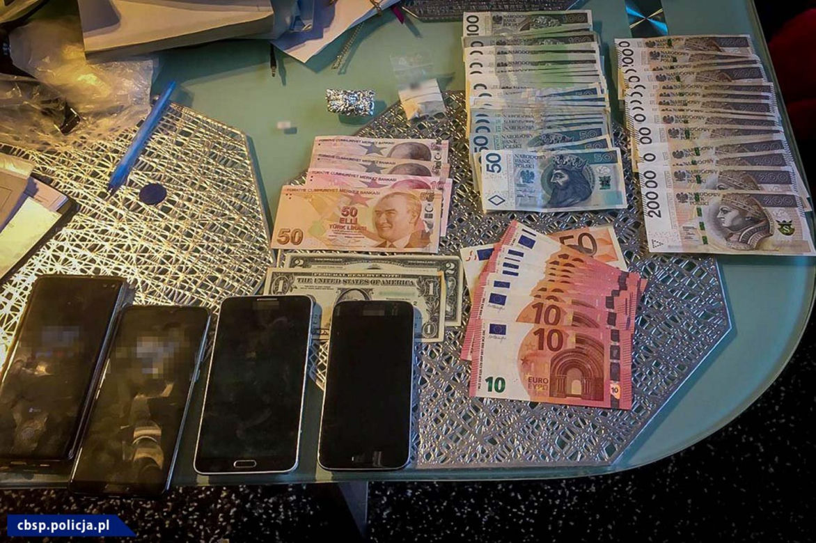 Ukrywali narkotyki w gaśnicy. Policja rozbiła warszawski gang