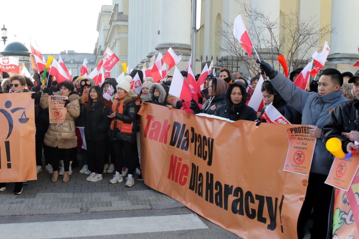 "Przestańcie nas okradać!". Najemcy z Marywilskiej protestują przed ratuszem