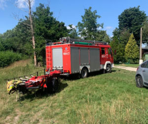Samochód stoczył się do jeziora Ostrowskiego! Właściciel w szoku