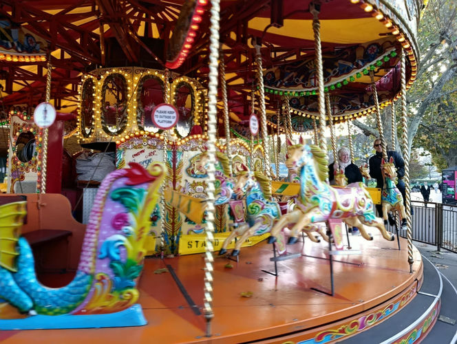 Jest rozmach! - tak polscy turyści oceniają świąteczny jarmark w Londynie. Kramy stoją też przy słynnym London Eye – z widokiem na Big Bena. Zobaczcie nasze zdjęcia!