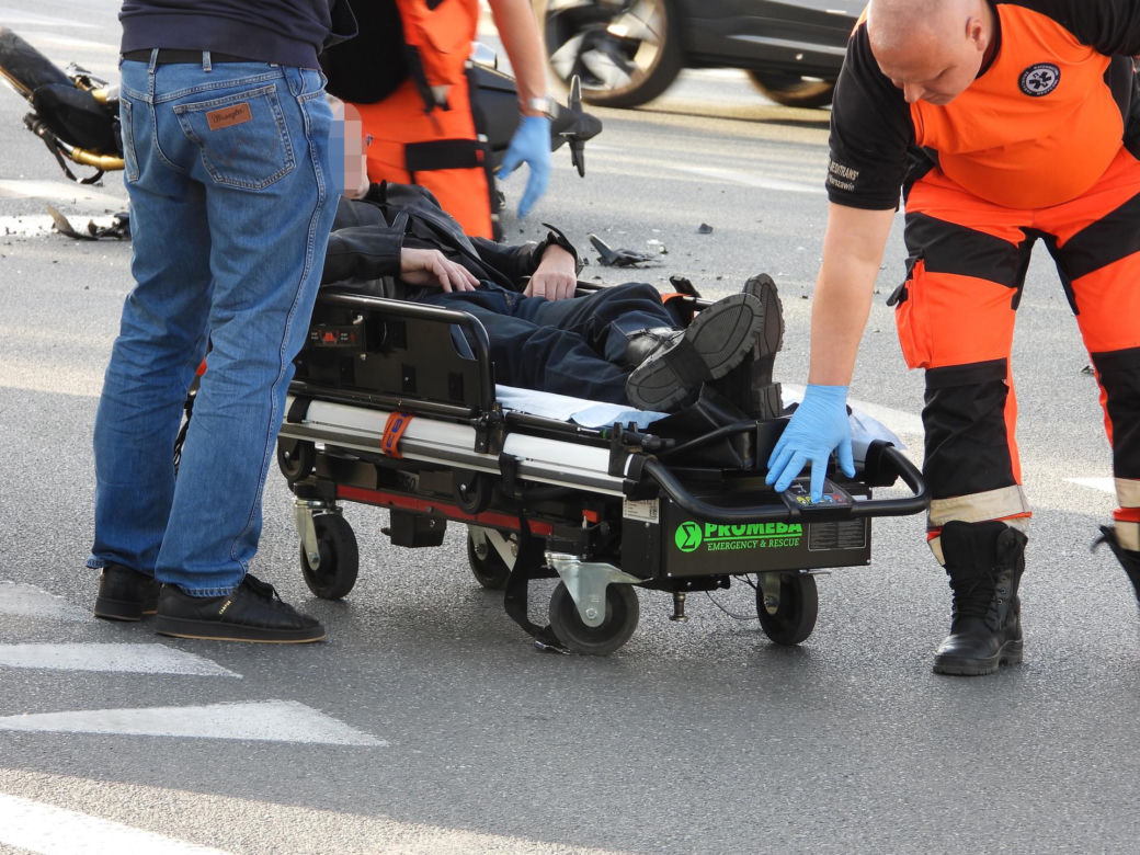 36-latek w BMW nie ustąpił motocykliście. 59-latek wylądował w szpitalu