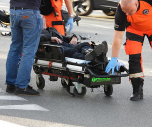36-latek w BMW nie ustąpił motocykliście. 59-latek wylądował w szpitalu
