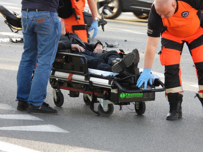 36-latek w BMW nie ustąpił motocykliście. 59-latek wylądował w szpitalu